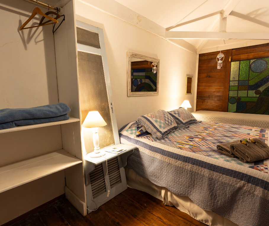 Bangalô Memórias quarto solteiro e detalhes vintage