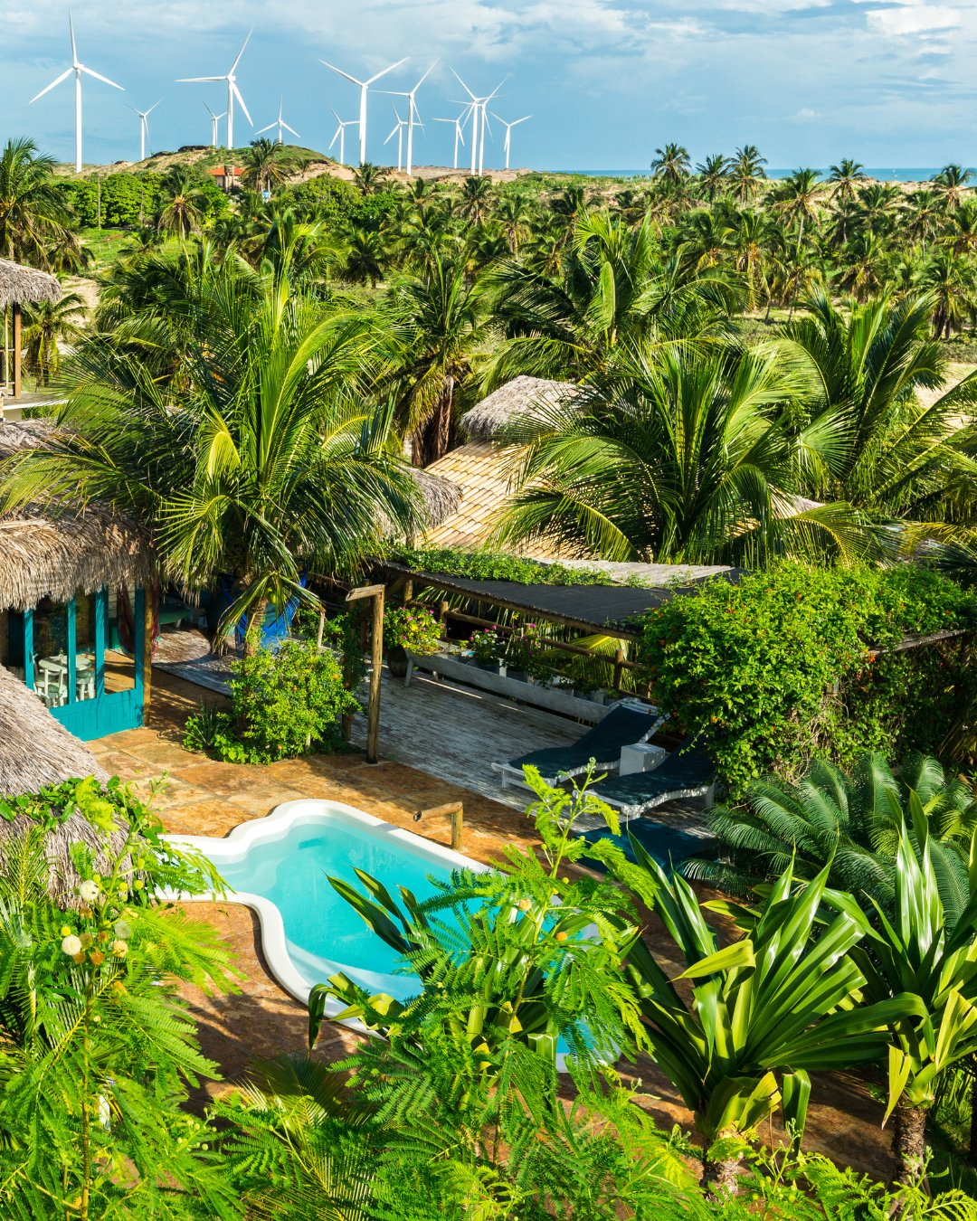 Vista aérea da Hula Hula Brazil Pousada com piscina, jardins e coqueirais em Icaraizinho
