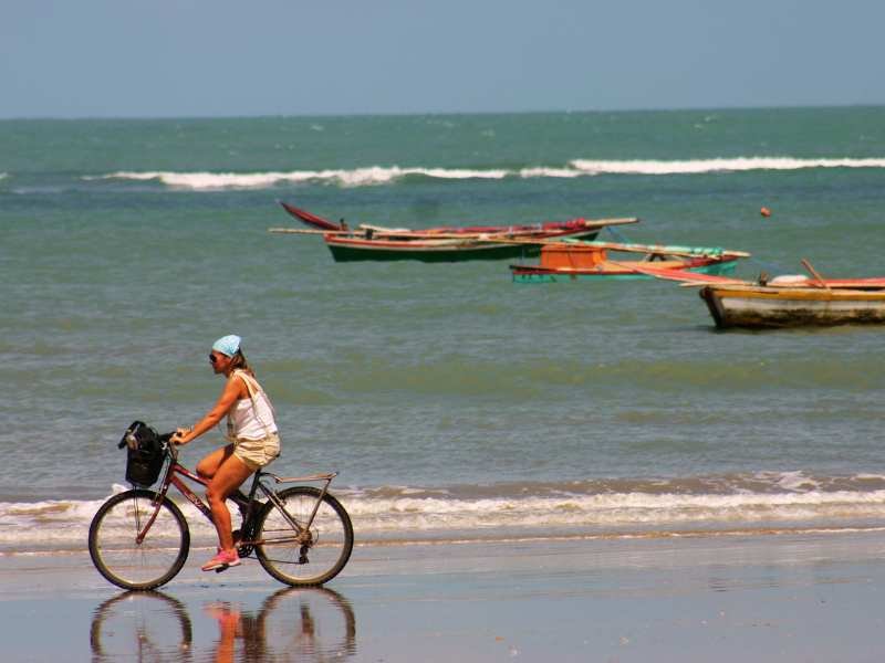 Vela de barco de pesca com o símbolo de Icaraizinho em oceano tranquilo