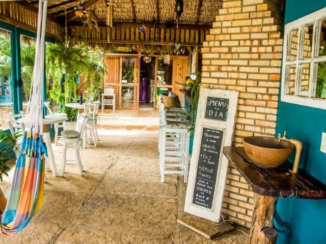 Vista aérea da Pousada Hula Hula Brazil com piscina, jardins e coqueirais