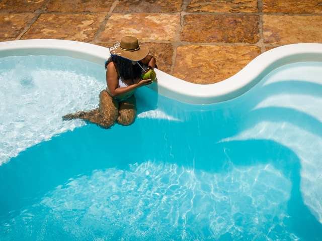 Piscina natural da pousada com design inovador