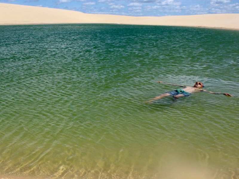 Lençóis Cearenses na Praia de Caetanos — lagoa de água doce azul turquesa formada entre dunas de areia branca