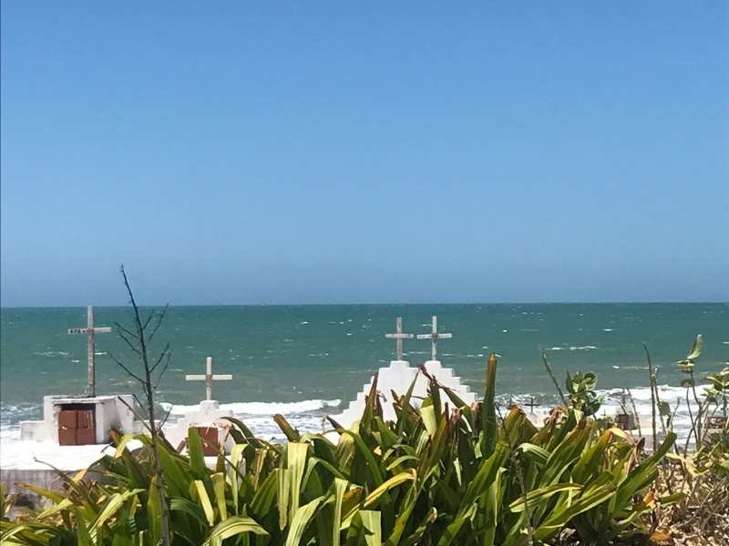 Mar calmo e cristalino da Praia de Caetanos na maré baixa, areia branca e água rasa azul-turquesa